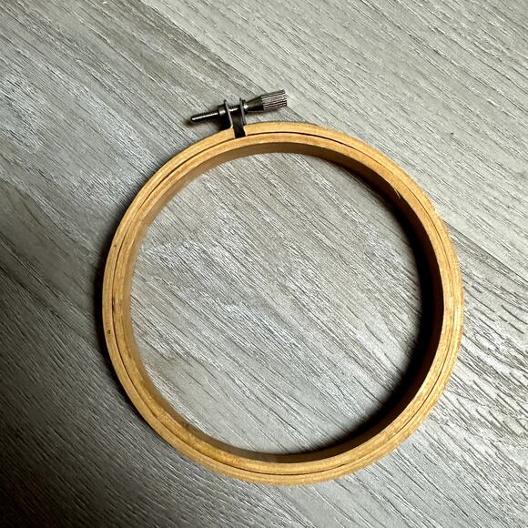 Vintage Wooden Embroidery Needlepoint Hoop 4" Taiwan Silver Metal Clasp - Picture 1 of 6